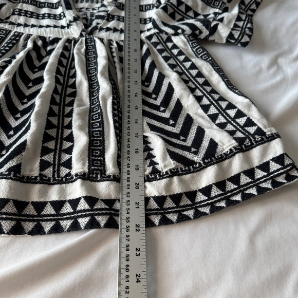 Old Navy Jacquard Black White Geometric Print Peasant Blouse XS Aztec V-Neck - Picture 9 of 11